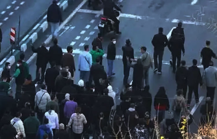 ইরানে তীব্র অর্থনৈতিক সংকটের মধ্যে সরকারবিরোধী বিক্ষোভ আরও জোরালো হয়ে উঠেছে। রাজধানী তেহরানের পাশাপাশি কোম, ইসফাহান, বান্দার আব্বাস, মাশহাদ, ফারদিস ও বোজনুর্দসহ দেশের বিভিন্ন শহরে নতুন করে বিক্ষোভের খবর পাওয়া যাচ্ছে। ছবি: এএফপি