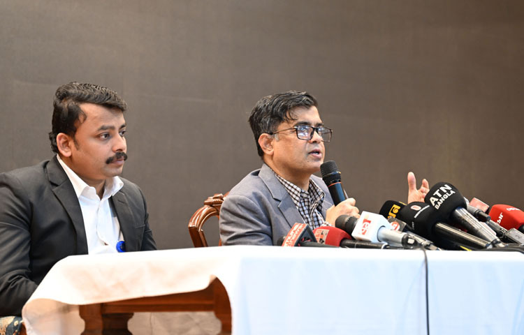 প্রধান উপদেষ্টার প্রেস সচিব মোহাম্মদ শফিকুল আলম আজ ঢাকায় ফরেন সার্ভিস একাডেমিতে উপদেষ্টা পরিষদের সভা শেষে সাংবাদিকদের ব্রিফ করেন। ছবি: পিআইডি