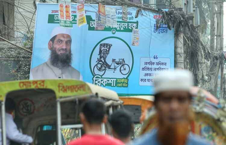 ঢাকা জেলার বিভিন্ন এলাকায় অনেক প্রার্থী কাপড়ের পোস্টার ব্যবহার করছেন, যা নির্দেশনার সঙ্গে সামঞ্জস্যপূর্ণ। তবে ব্যানারের ক্ষেত্রে এখনও প্লাস্টিক ব্যানার চোখে পড়ছে, যা নির্বাচনী আচরণবিধি ভঙ্গের শামিল।