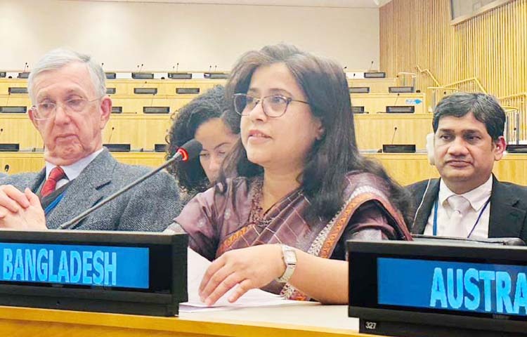 নিউইয়র্কে জাতিসংঘ সদরদপ্তরে গতকাল জাতিসংঘ শান্তি বিনির্মাণ কমিশনের (পিবিসি) সভায় পিবিসির ভাইস-চেয়ারম্যানের দায়িত্ব গ্রহণকালে বাংলাদেশ প্রতিনিধিদল। ছবি: পিআইডি