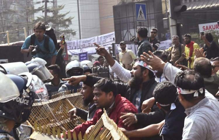 নবম পে-স্কেল গেজেট প্রকাশ ও বাস্তবায়নের দাবিতে প্রধান উপদেষ্টার বাসভবন যমুনা অভিমুখী সরকারি কর্মচারীদের মিছিলে পুলিশ লাঠিপেটা, জলকামান ও সাউন্ড গ্রেনেড নিক্ষেপ করে বাধা দিয়েছে। এতে আহতদের মধ্যে ছয়জনকে ঢাকা মেডিকেল কলেজ (ঢামেক) হাসপাতালে চিকিৎসা দেওয়া হচ্ছে। ছবি: জাগো নিউজ