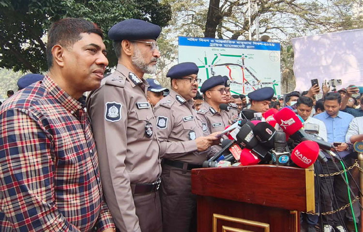 মহান শহীদ দিবস ও আন্তর্জাতিক মাতৃভাষা দিবস উপলক্ষে কেন্দ্রীয় শহীদ মিনারে ১৫ হাজার পুলিশ সদস্যের সমন্বয়ে কয়েক স্তরের নিরাপত্তা ব্যবস্থা থাকবে বলে জানিয়েছেন ঢাকা মহানগর পুলিশের কমিশনার শেখ মো. সাজ্জাত আলী। ছবি: জাগো নিউজ