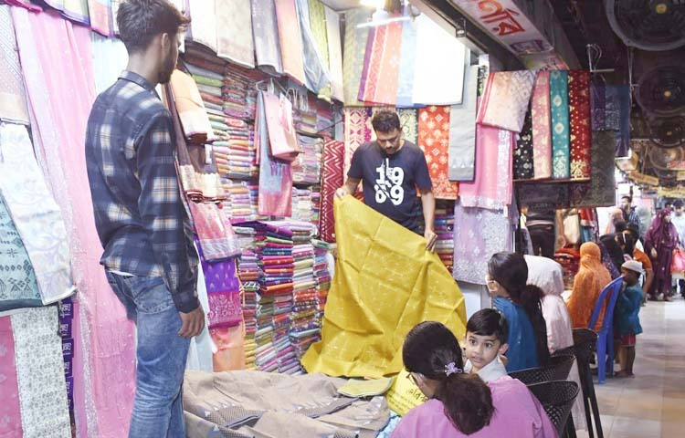 পবিত্র রমজান মাসের অর্ধেক শেষ। তাই শুক্রবার সাপ্তাহিক ছুটির দিনে ঈদুল ফিতরের কেনাকাটা জমে উঠেছে। ছবিটি টিকাটুলির রাজধানী সুপার মার্কেট থেকে তোলা। ছবি: জাগো নিউজ