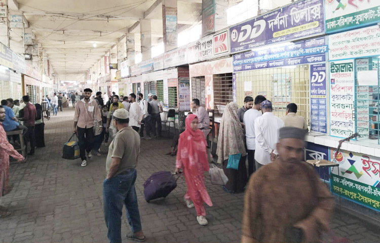 পবিত্র ঈদুল ফিতরের বাকি আর অল্প কয়েকদিন। ঈদের ছুটি শুরু হলে বাড়তি চাপ হবে এমন ভয়েই আগেই শহর ছাড়ছে মানুষ। মূলত ভোগান্তি এড়াতে এমন সিদ্ধান্তের কথা জানালেন যাত্রীরা। আজ সকাল থেকে বাস কাউন্টারগুলো ঘুরে এ তথ্য জানা যায়। ছবি: জাগো নিউজ