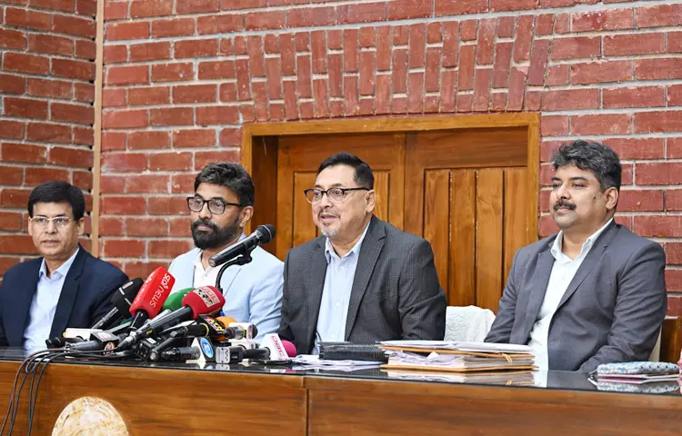 মন্ত্রিপরিষদ সচিব নাসিমুল গনি ঢাকায় জাতীয় সংসদ ভবনের মিডিয়া সেন্টারে মন্ত্রিপরিষদ সভা শেষে সাংবাদিকদের ব্রিফ করেন। ছবি: পিআইডি