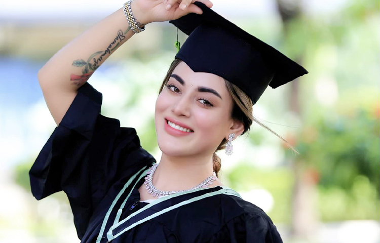 স্নাতক ডিগ্রি অর্জন করে সমাবর্তনে অংশ নিলেন জনপ্রিয় চিত্রনায়িকা তমা মির্জা। ঢাকার মানারাত ইন্টারন্যাশনাল ইউনিভার্সিটি থেকে আইন বিষয়ে স্নাতক ডিগ্রি অর্জন করেছেন তিনি। ছবি: সংগৃহিত