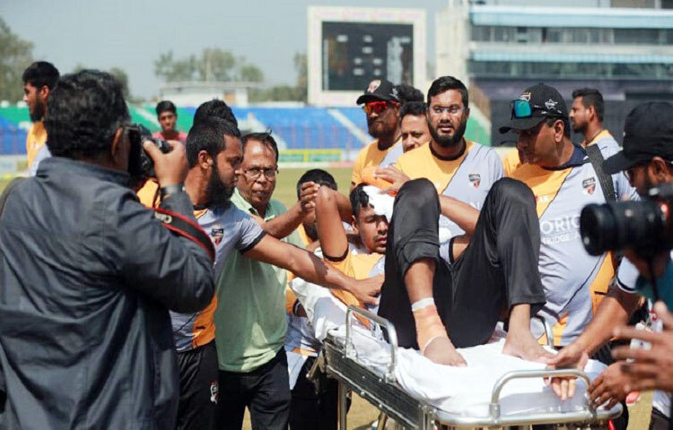 মাথায় বলের আঘাত লেগে মারাত্মক আহত হয়েছেন কুমিল্লা ভিক্টোরিয়ান্সের পেসার মোস্তাফিজুর রহমান। চট্টগ্রামের জহুর আহমেদ চৌধুরী স্টেডিয়ামে আজ সকালে অনুশীলনের সময় এ ঘটনা ঘটে। ছবি: জাগো নিউজ