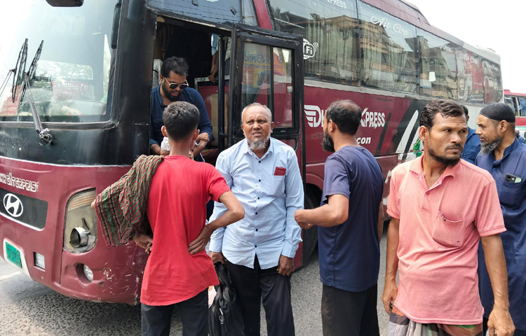 চলছে পবিত্র ঈদুল ফিতরের ছুটি। কারও ছুটি আগামীকাল আবার কারও ছুটি শেষ হবে আজই। ফলে ঢাকা ছাড়া মানুষ ফিরতে শুরু করেছেন জীবিকার তাগিদে। তবে তীব্র ভিড় আর যানবাহনের চাপ, কোনোটিই নেই রাজধানীর প্রবেশ ও বাহিরের মুখগুলোতে। ছবি: জাগো নিউজ