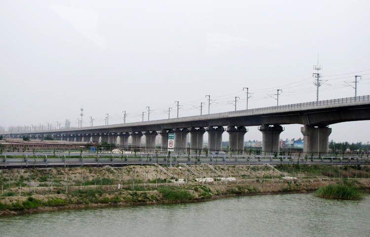 বিশ্বের চতুর্থ দীর্ঘতম সেতু তিয়ানজিন গ্র্যান্ড ব্রিজ। এই রেলসেতুটি চীনের হেবেই প্রদেশের তিয়ানজিনে অবস্থিত। এর দৈর্ঘ্যে ৭০ মাইল (বা ১১৩ কিলোমিটার)। ছবি: সংগৃহীত