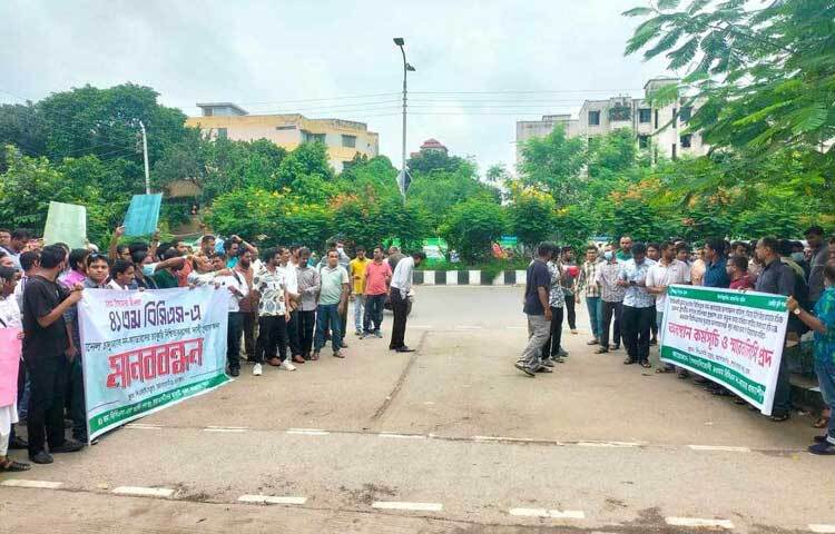 ৪১ ও ৪৩তম বিসিএসে মৌখিক নন-ক্যাডার পদে আরও নিয়োগের দাবিতে সরকারি কর্ম কমিশন (পিএসসি) ভবনের সামনে অবস্থান নিয়ে বিক্ষোভ করছেন চাকরিপ্রত্যাশীরা। ছবি: হাসান আদিব