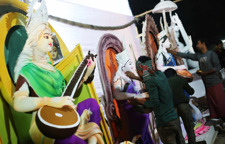 এখন চলছে রং তুলির ছোঁয়ায় প্রতিমার রূপ ফুটিয়ে তোলার মূল কাজ। ছবি: মাহবুব আলম