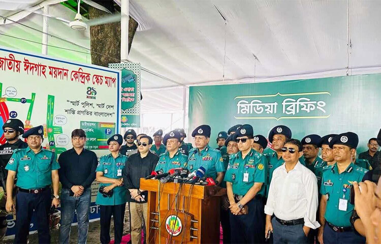 পবিত্র ঈদুল আজহা আগামীকাল সোমবার। জাতীয় ঈদগাহসহ রাজধানীতে নির্বিঘ্নে চলাচল ও সুষ্ঠুভাবে ঈদ জামাত অনুষ্ঠানের লক্ষ্যে পাঁচ স্তরের নিশ্ছিদ্র নিরাপত্তা ব্যবস্থা নেওয়া হয়েছে বলে জানিয়েছেন ঢাকা মেট্রোপলিটন পুলিশ (ডিএমপি) কমিশনার হাবিবুর রহমান। জঙ্গি হামলার কোনো শঙ্কা নেই উল্লেখ করে তিনি বলেন, এ বিষয়ে কঠোর অবস্থানে রয়েছে আইনশৃঙ্খলা রক্ষকারী বাহিনী। আজ জাতীয় ঈদগাহ ময়দানের সার্বিক আইনশৃঙ্খলা পরিস্থিতি পর্যবেক্ষণ শেষে প্রেস ব্রিফিংকালে ঢাকা মেট্রোপলিটন পুলিশ কমিশনার হাবিবুর রহমান এসব কথা বলেন।