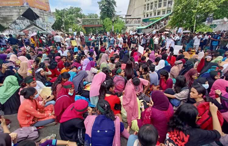 প্রসঙ্গত, সরকারি চাকরির নিয়োগে কোটা পদ্ধতি বাতিল এবং ২০১৮ সালের পরিপত্র পুনর্বহালসহ চার দফা দাবিতে শিক্ষার্থীরা ৬ জুলাই শাহবাগে অবস্থান কর্মসূচি শেষে সারাদেশে সব পাবলিক বিশ্ববিদ্যালয়ের গুরুত্বপূর্ণ স্থান, মহাসড়ক অবরোধ করার ঘোষণা দেন। এ কর্মসূচিকে আন্দোলনরত শিক্ষার্থীরা ‘বাংলা ব্লকেড’ হিসেবে ঘোষণা করেন। পরে সেই আন্দোলন এক দফায় রূপ নেয়। ছবি: মাহবুব আলম