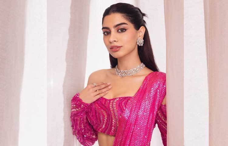 সম্প্রতি গোলাপি রঙের শাড়ি পড়া বেশকিছু ছবি শেয়ার করেছেন এই লাস্যময়ী তারকা। ছবি: ইনস্টাগ্রাম থেকে