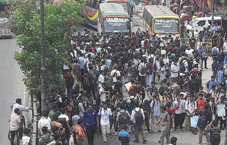 দুপুরের পর শিক্ষার্থীর সড়ক অবরোধ করে আন্দোলন শুরু করেন। ফলে নতুন বাজার এলাকা দিয়ে যাতায়াতকারী সব যানবাহন চলাচল বন্ধ রয়েছে। ছবি: আসিফ আজিজ