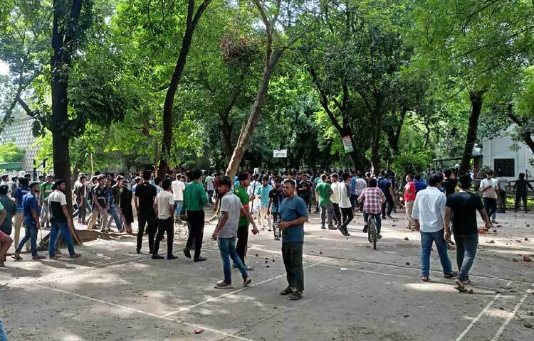 তবে চলমান ইস্যুতে প্রধানমন্ত্রী শেখ হাসিনার দেওয়া বক্তব্য প্রত্যাহার এবং সরকারি চাকরিতে কোটা ব্যবস্থা সংস্কারের একদফা দাবিতে আগে থেকেই রাজু ভাস্কর্য এলাকা দখল করে রেখেছেন আন্দোলনরত সাধারণ শিক্ষার্থীরা। ছবি: হাসান আলী