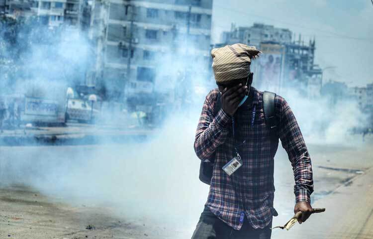 ধোঁয়ায় আচ্ছন্ন চারপাশ। ছবি: মাহবুব আলম