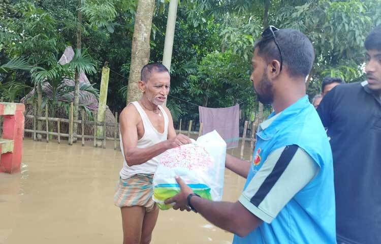 শুকনো খাবার বিতরণের পাশাপাশি বন্যাদুর্গতদের উদ্ধারে এরই মধ্যে চারটি বোটের ব্যবস্থা করেছে প্রাণ-আরএফএল। ছবি: জাগো নিউজ
