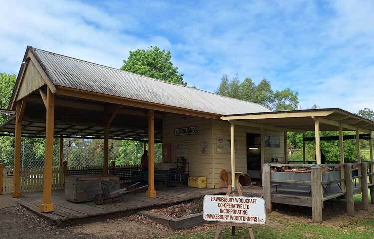 কাঠের আসবাব-পত্রের দোকান। ছবি: মো. ইয়াকুব আলী