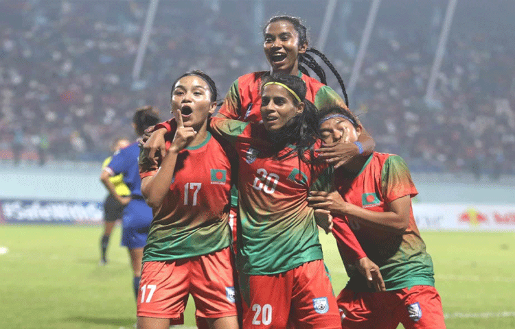 জয়ের উল্লাসে মেতেছেন তারা।