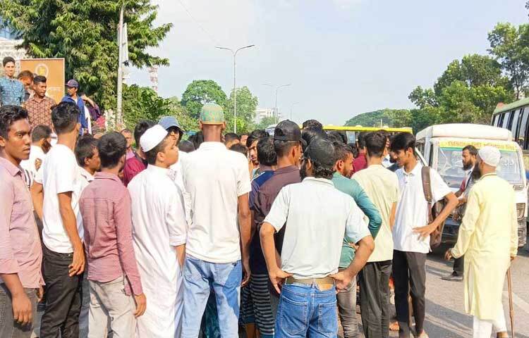 এ বিষয়ে জানতে চাইলে চিকিৎসাধীন আন্দোলনরতরা জানান, স্বাস্থ্য উপদেষ্টা সিলেকটিভ কিছু রোগীর সঙ্গেই কথা বলেছেন, তাদের প্রত্যাশা ছিল তিনি যেন সবার খোঁজ নেন। সমস্যা শুনে সমাধানের কার্যকর উদ্যোগ নেন। কিন্তু মনের কথাগুলো শোনাতে না পেরে তারা ক্ষুব্ধ হন। কেউ কেউ খাওয়া-দাওয়ার মান নিয়েও অভিযোগ করেন।