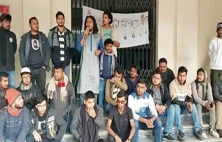 ৩ দফা দাবিতে রাজশাহী বিশ্ববিদ্যালয়ের (রাবি) সৈয়দ নজরুল ইসলাম প্রশাসনিক ভবনে তালা ঝুলিয়েছেন শিক্ষার্থীরা। ছবি: মনির হোসেন মাহিন