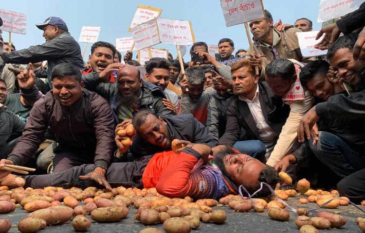 কৃষকরা জানান, প্রতিকেজি আলু সংরক্ষণে আগে হিমাগারে চার টাকা ভাড়া নিত। এবার আট টাকা নির্ধারণ করা হয়েছে।