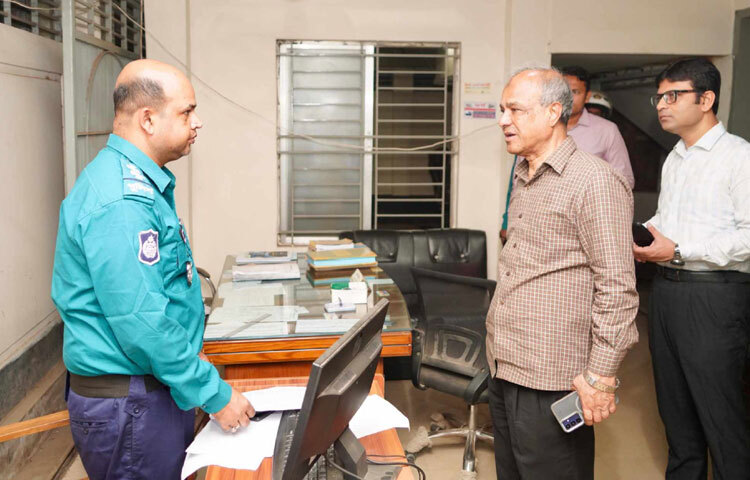 থানাগুলো পরিদর্শনকালে উপদেষ্টা থানার অভ্যর্থনা কক্ষ, হাজতখানাসহ আনুষঙ্গিক স্থাপনা ঘুরে দেখেন।