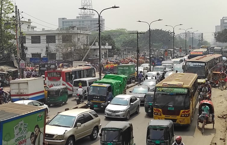 বনানীতে সড়ক দুর্ঘটনায় এক পোশাকশ্রমিক নিহত হয়েছেন। এ ঘটনার প্রতিবাদে সড়ক অবরোধ করেছেন ক্ষুব্ধ শ্রমিকরা। এতে বন্ধ হয়ে গেছে যান চলাচল।
