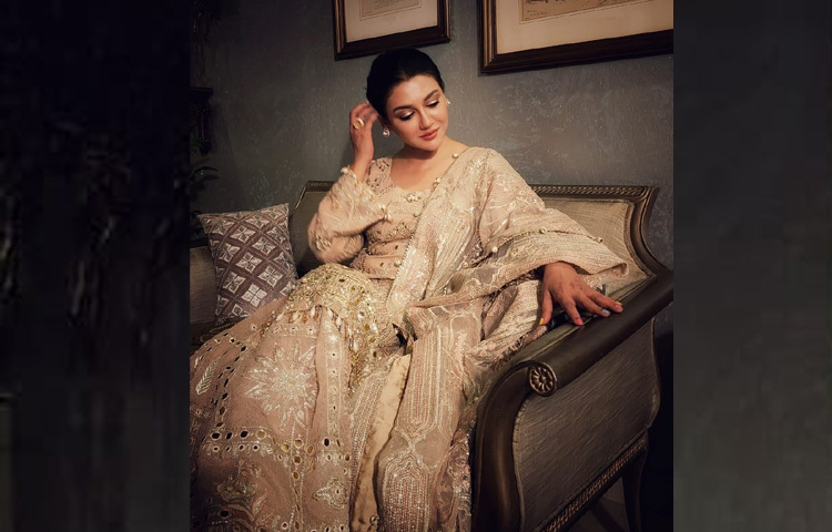 টিয়ার ড্রপ পার্ল, জরি, চুমকি, আয়না আর সুতার আভিজাত্যময় কারুকার্য দেখা যাচ্ছে অভিনেত্রীর পড়নের টপ, বটম আর ওড়নায়।