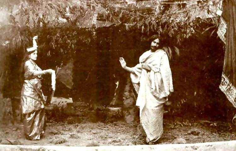 ঠাকুরবাড়ির নিজস্ব নাটকের প্রায় সবগুলোতেই অভিনয় করেছেন রবীন্দ্রনাথ ঠাকুর। নিজের লেখা ‘বাল্মীকিপ্রতিভা’, ‘বিসর্জন’, ‘রাজা-রানী’, ‘চিরকুমার সভা’য় যেমন অভিনয় করেছেন, তেমনি অভিনয় করেছেন স্বর্ণকুমারী দেবী ও জ্যোতিরিন্দ্রনাথের লেখা নাটকেও।