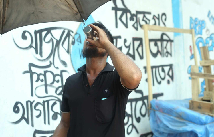 পথচারীরা রাস্তার পাশের দোকানদারের রাখা ছোট্ট পানির কলস থেকে দুই ঢোক পানি খেয়ে খানিক স্বস্তি খুঁজছেন।