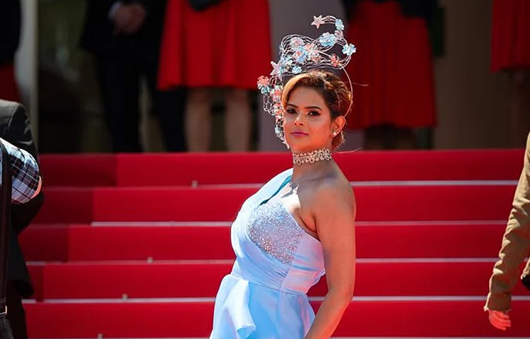 তবুও সব সামলে নিয়ে, এবারের কান উৎসবে প্রিয়তি হাজির হন ছয়টি ভিন্ন থিম ও স্টাইলের পোশাকে। প্রথম তিন দিনের পোশাকে ছিল টেকসই ফ্যাশনের ছাপ, যা ডিজাইন করেছেন আয়ারল্যান্ডের প্রখ্যাত ডিজাইনার ক্লেয়ার গারভি। মেকআপ ও হেয়ারস্টাইলের দায়িত্বে ছিলেন ক্রিস্টিনা জয়, যিনি প্রতিটি লুকেই এনেছেন পরিপূর্ণতা।