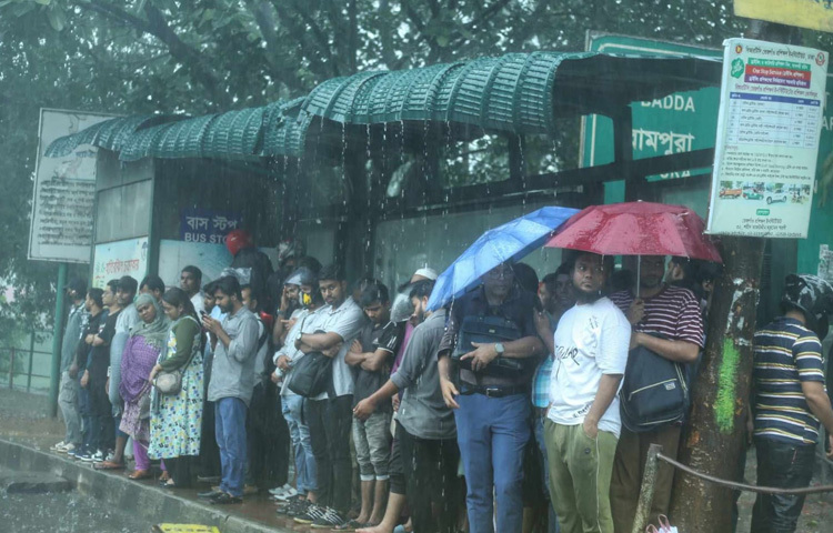 অফিসে পৌঁছাতে ব্যস্ত মানুষগুলোর কারোর হাতে ছাতা, কারোর বা কাগজে মোড়ানো মাথা; কেউবা ভিজে একাকার হয়ে দাঁড়িয়ে ছিলেন বাসস্ট্যান্ডে।