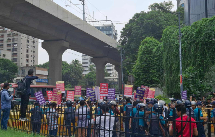 আন্দলোনকারীদের দাবি বৈষম্যবিরোধী ছাত্র আন্দোলনের সময় হওয়া মামলায় আবুধাবির আল সদর কারাগারে আটক ২৫ জনসহ আমিরাতের বিভিন্ন সিআইডি অফিসে আটক প্রবাসীদের দ্রুত মুক্তির ব্যবস্থা করতে হবে। বৈষম্যবিরোধী আন্দোলনের কারণে ক্ষতিগ্রস্ত হয়ে দেশে ফেরত আসা প্রবাসীদের ‘জুলাই প্রবাসী যোদ্ধা’ হিসেবে স্বীকৃতি দিতে হবে।