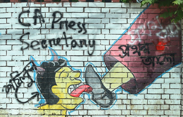 চারুকলার এক শিক্ষার্থী জানান, ‘এই গ্রাফিতিগুলো শুধুই ছবি নয়, এগুলো আমাদের চেতনার রেকর্ড। আমরা চাই, প্রতি বছর জুলাইয়ে যেন নতুন করে এগুলোর দিকে ফিরে তাকানো হয়। সংরক্ষণ হোক, আলোচনায় থাকুক।’