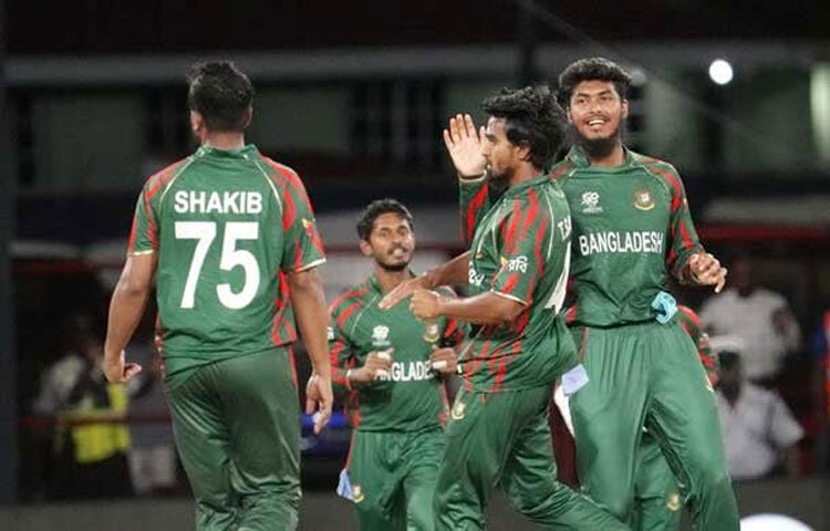 পুঁজি ছিল মাত্র ১০৬ রানের। এই পুঁজি নিয়েও নেপালের বিপক্ষে ২১ রানের জয় পেয়েছে বাংলাদেশ। বোলাররা বিশেষ করে তানজিম হাসান সাকিব অবিশ্বাস্য বোলিং করেছেন। ৪ ওভারে দুই মেইডেনসহ মাত্র ৭ রান দিয়ে ৪টি উইকেট শিকার করেন ২১ বছর বয়সী এই পেসার। দারুণ জয়ে বাংলাদেশ নাম লিখিয়েছে কোয়ার্টার ফাইনালে। টি-টোয়েন্টিতে বাংলাদেশি কোনো বোলারের দ্বিতীয় সেরা এবং তানজিম সাকিবের ক্যারিয়ারে সেরা বোলিং ফিগার ছিল আজ। ম্যাচসেরার পুরস্কারও জিতেছেন তরুণ এই পেসার।  ছবি- সংগৃহীত