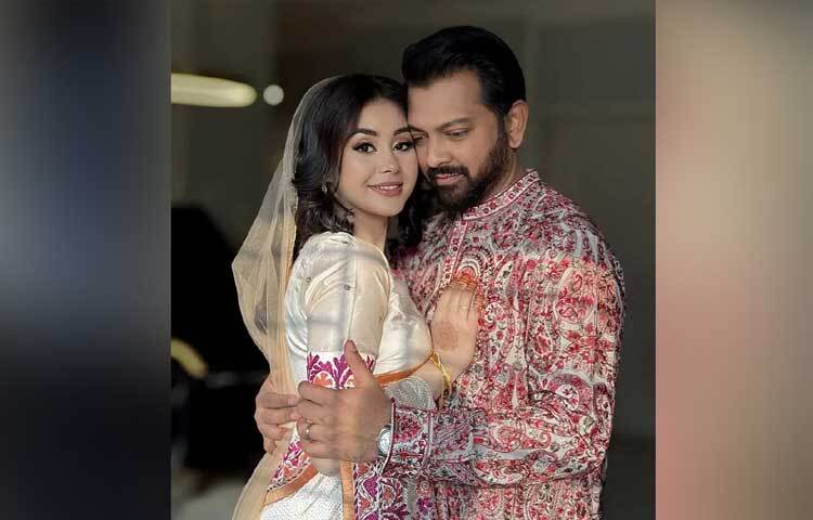 গায়ে হলুদের পরের দিনই বিবাহ বন্ধনে আবদ্ধ হন তারা।