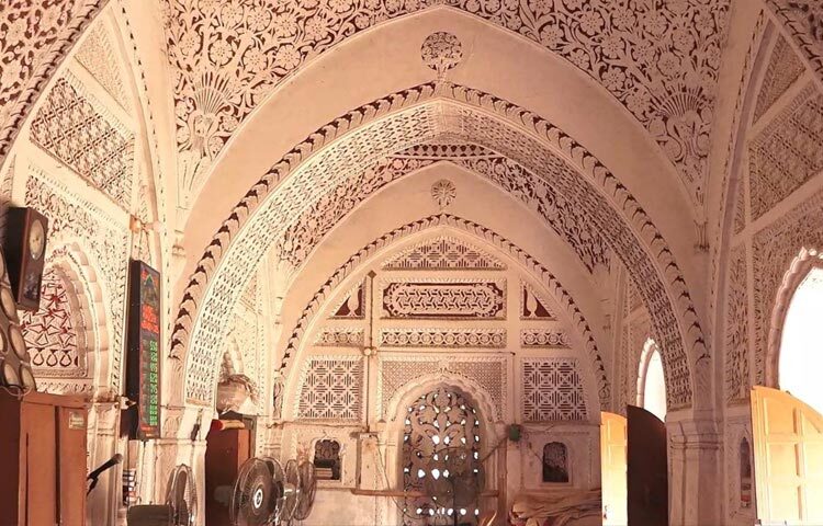 মুঘল শিল্পকলার অপূর্ব নিদর্শন মসজিদটি। দেওয়ালজুড়ে নিপুণ আল্পনা, চোখ ধাঁধানো কারুকার্যময় অপূর্ব শিল্পের ছোঁয়া আর পাথরের খোদাই বলে দেয় এটি মুঘল আমলের স্থাপত্য নিদর্শন।