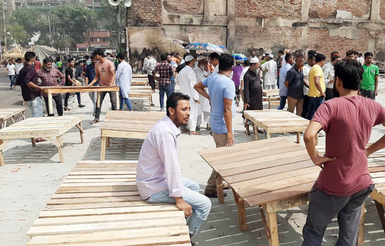 বঙ্গবাজারে চৌকি বসিয়ে বেচাকেনা শুরু করেছেন অগ্নিকাণ্ডে ক্ষতিগ্রস্ত ব্যবসায়ীরা। তাদের ব্যবসা পরিচালনায় অস্থায়ীভাবে চৌকি নিয়ে বসার সুযোগ করে দিয়েছে ঢাকা দক্ষিণ সিটি করপোরেশন। ছবি: জাগো নিউজ