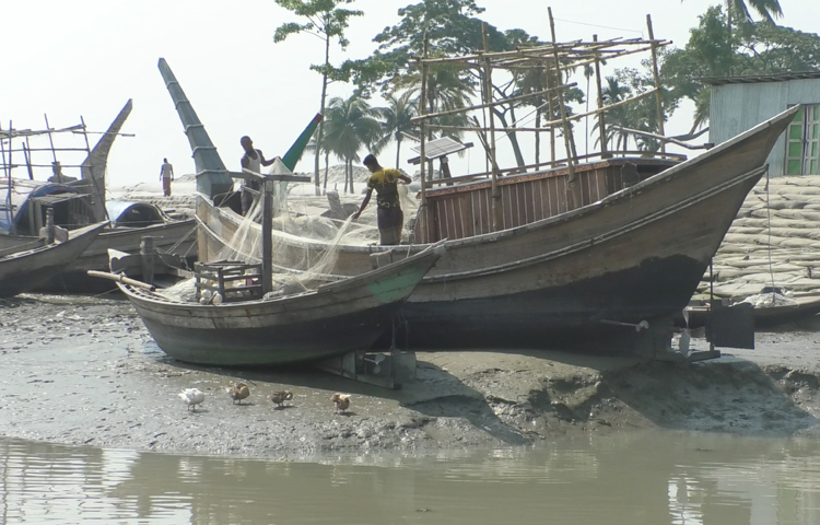 ভোলার মেঘনা ও তেঁতুলিয়া নদীতে দীর্ঘ দুই মাস ইলিশসহ সব ধরনের মাছ শিকারের নিষেধাজ্ঞা শেষ হচ্ছে ৩০ এপ্রিল। এই নিষেধাজ্ঞা কাটিয়ে আবারও নদীতে নামার প্রস্তুতি নিচ্ছেন ভোলার জেলেরা। ছবি: জুয়েল সাহা বিকাশ