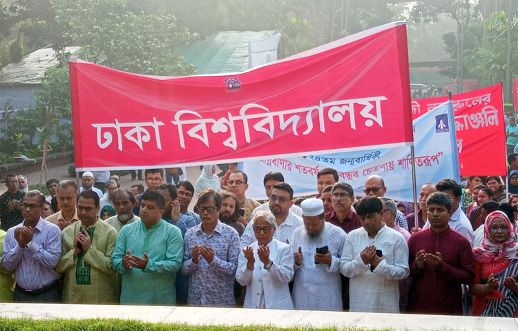 জাতীয় কবি কাজী নজরুল ইসলামের ১২৪তম জন্মজয়ন্তী উপলক্ষে আজ সকালে ঢাকা বিশ্ববিদ্যালয়ের কেন্দ্রীয় মসজিদের পাশে কবির সমাধিতে শ্রদ্ধা নিবেদন করে ঢাকা বিশ্ববিদ্যালয়। ছবি: জাগো নিউজ