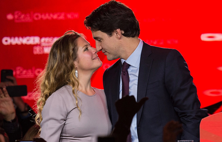 দীর্ঘ ১৮ বছরের সংসারজীবনের ইতি টানলেন কানাডার প্রধানমন্ত্রী জাস্টিন ট্রুডো ও তার স্ত্রী সোফি গ্রেগরি ট্রুডো। দুজনের মধ্যে ‘অর্থবহ ও কঠিন’ আলাপ-আলোচনার পর এই সিদ্ধান্ত নিয়েছেন তারা। তবে অত্যন্ত স্পর্শকাতর হওয়ায় এ বিষয়ে গোপনীয়তা বজায় রাখার আহ্বান জানিয়েছেন এ দম্পতি। ছবি: সংগৃহীত