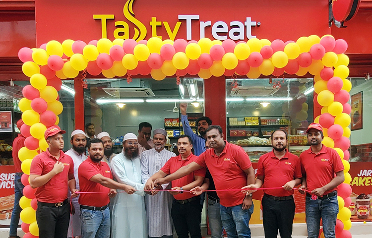 দেশের জনপ্রিয় ফাস্ট ফুড রিটেইল ব্র্যান্ড ‘টেস্টি ট্রিট’ প্রথমবারের মতো দুটি শোরুম চালুর মাধ্যমে পাবনায় যাত্রা শুরু করেছে। গতকাল সোমবার টেস্টি ট্রিটের প্রধান পরিচালন কর্মকর্তা ইব্রাহিম খলিল শহরের দিলালপুর ও শালগাড়িয়া এলাকায় শোরুম দুটি উদ্বোধন করেন। ছবি: জাগো নিউজ