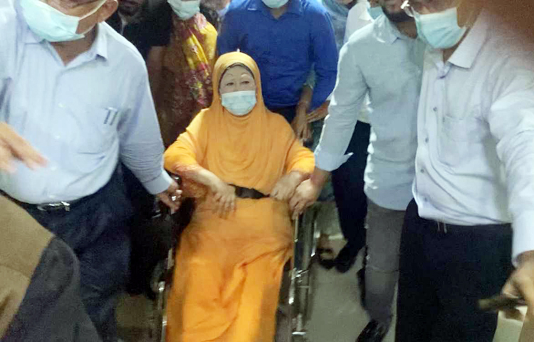 দুই মাসের ব্যবধানে ফের হাসপাতালে ভর্তি হয়েছেন বিএনপি চেয়ারপারসন খালেদা জিয়া। চিকিৎসকদের পরামর্শে তাকে হাসপাতালে ভর্তি করা হয়। আরও কয়েকদিন তাকে হাসপাতালে থাকতে হবে। আজ সকালে খালেদা জিয়ার ব্যক্তিগত চিকিৎসক এ জেড এম জাহিদ হোসেন এ কথা জানান। ছবি: সংগৃহীত