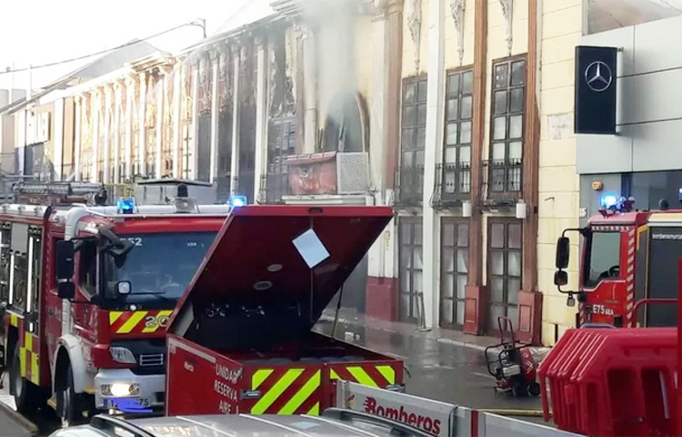 স্পেনে অগ্নিকাণ্ডে ছয়জন নিহত হয়েছে। দেশটির দক্ষিণ-পূর্বাঞ্চলীয় মুরসিয়া শহরের একটি নাইটক্লাবে অগ্নিকাণ্ডের খবর নিশ্চিত করেছে স্থানীয় কর্তৃপক্ষ। দেশটির আতালায়াস এলাকায় অবস্থিত জনপ্রিয় টেট্রি নাইটক্লাবে স্থানীয় সময় সকাল ৬টার দিকে আগুনের সূত্রপাত হয়। ছবি: সংগৃহীত