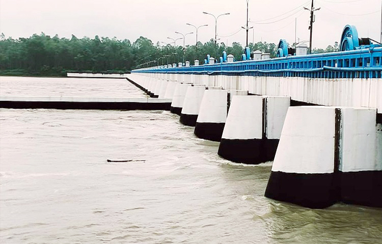 ভারতের উত্তর সিকিমে তিস্তা নদীর চুংথাং ড্যাম ক্ষতিগ্রস্ত হওয়ায় উজানে ভারী বৃষ্টিপাতে তিস্তা নদীর পানি দ্রুত বৃদ্ধি পাচ্ছে। লালমনিরহাটের হাতীবান্ধা উপজেলার দোয়ানী ব্যারাজ পয়েন্টে বিপৎসীমার ৫ সেন্টিমিটার ওপর দিয়ে প্রবাহিত হচ্ছে তিস্তার পানি। প্রবল পানির চাপে ব্যারাজের ৪৪টি গেট খুলে দিয়েছে কর্তৃপক্ষ। ছবি: সংগৃহীত