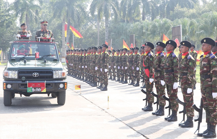 বাংলাদেশ সেনাবাহিনীর সাঁজোয়া কোরের রিক্রুট ব্যাচ-২০২৩ এর সেনাবাহিনী প্রধান কুচকাওয়াজ বগুড়া সেনানিবাসের আর্মড কোর সেন্টার অ্যান্ড স্কুলে অনুষ্ঠিত হয়েছে। ছবি: আইএসপিআর