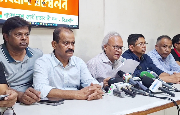 আগামী ২৮ অক্টোবর নয়াপল্টনে দলের কেন্দ্রীয় কার্যালয়ের সামনেই বিএনপির মহাসমাবেশ হবে বলে জানিয়েছেন দলটির সিনিয়র যুগ্ম-মহাসচিব রুহুল কবির রিজভী। ছবি: জাগো নিউজ