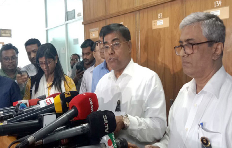 আগারগাঁওয়ে নির্বাচন কমিশন কার্যালয়ে এক সংবাদ সম্মেলনে কমিশন সচিব জাহাংগীর আলম জানিয়েছেন, লক্ষ্মীপুর-০৩ ও ব্রাহ্মণবাড়িয়ার-০২ উপ-নির্বাচনের গেজেট প্রকাশ স্থগিত করা হয়েছে। অনিয়ম-কারচুপির অভিযোগ ওঠায় আসন দুটিতে ফলাফলের গেজেট প্রকাশ স্থগিত করেছে ইসি। ছবি: সংগৃহীত